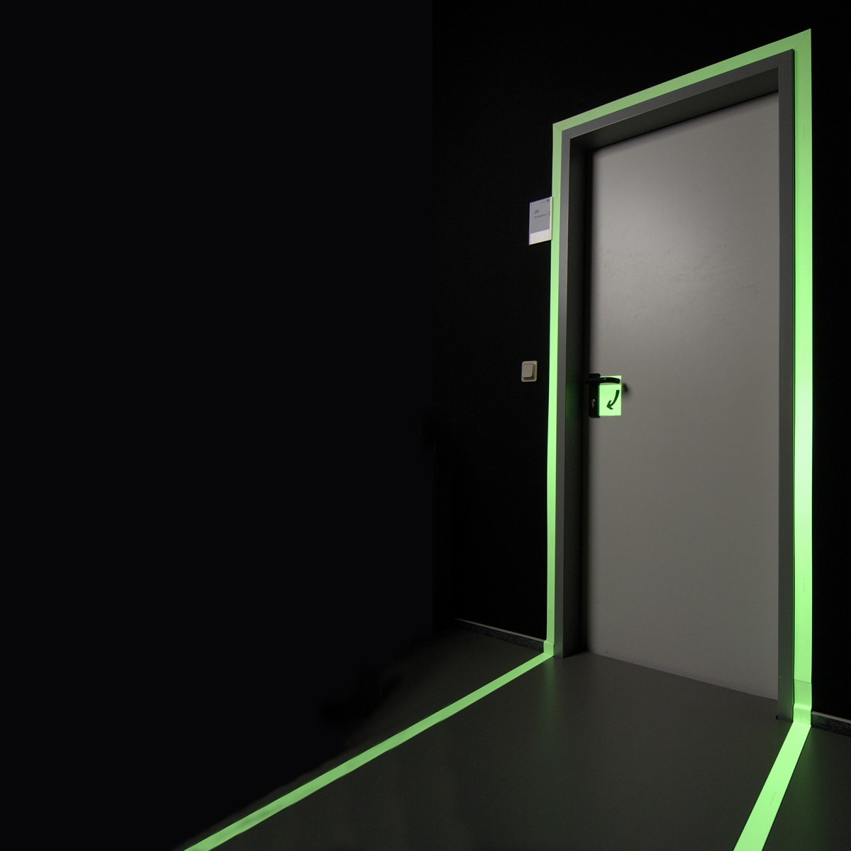 Langnachleuchtende Leitsysteme, <br>Markierungen und Schilder PERMALUX